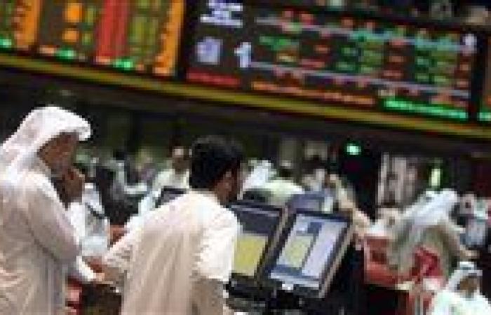 تباين أداء الأسواق الخليجية مع تراجع النفط وانكماش الاقتصاد الأمريكي