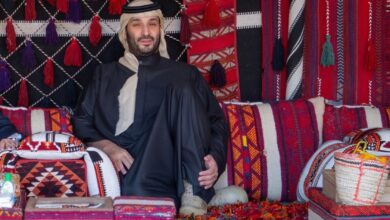 حذاء الأمير محمد بن سلمان ينفذ من الأسواق بعد ظهوره الأخير بالمخيم الشتوي في العلا